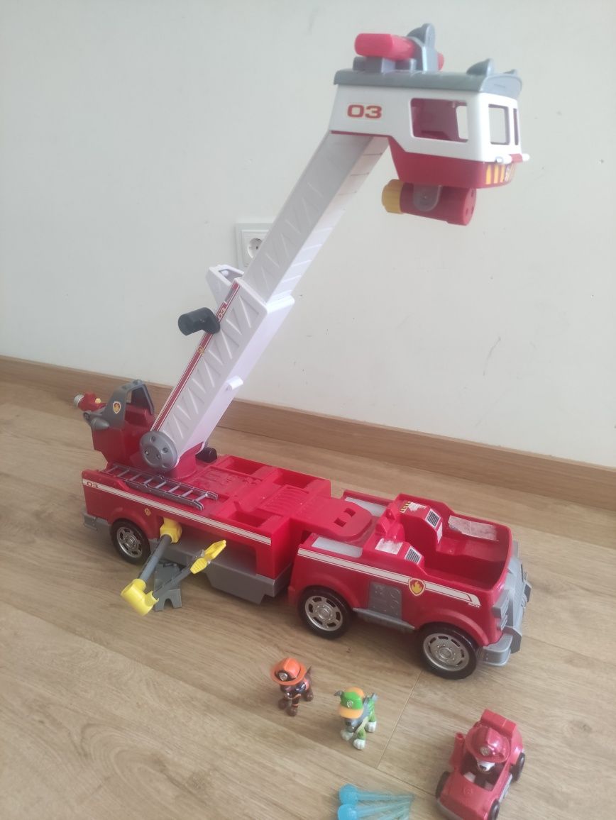 Camião bombeiros patrulha pata