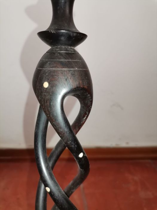 Cinzeiro de pé em pau preto de Mocambique