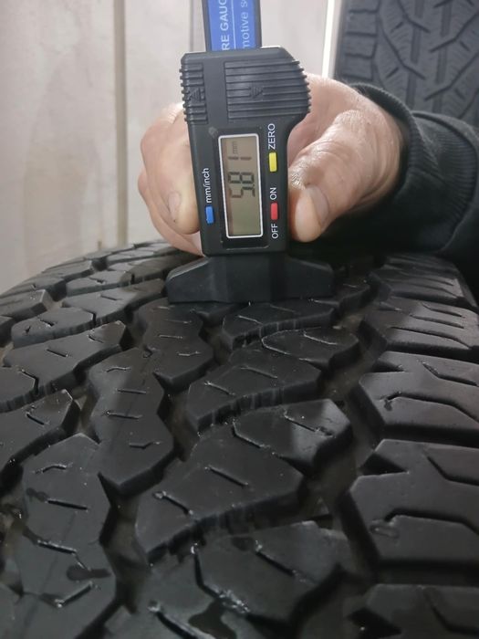 Шини 235/65R17 б/у