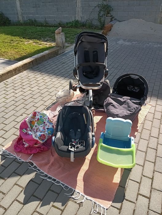 Carro de bebé, alcofa, ovo e cadeira de restaurante