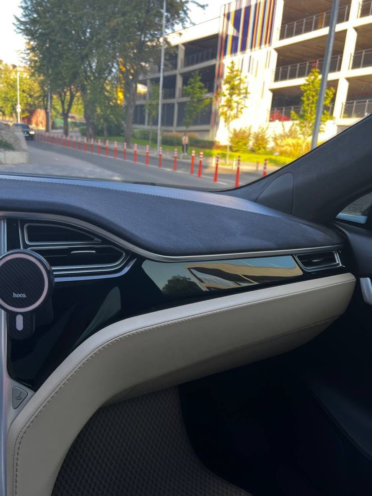 Tesla Model S 2015 року