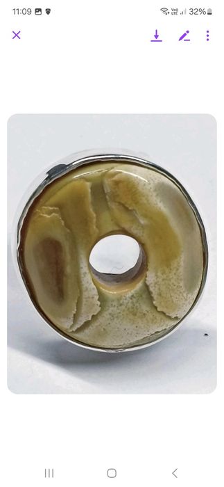 Pierścionek z bursztynem naturalnym.