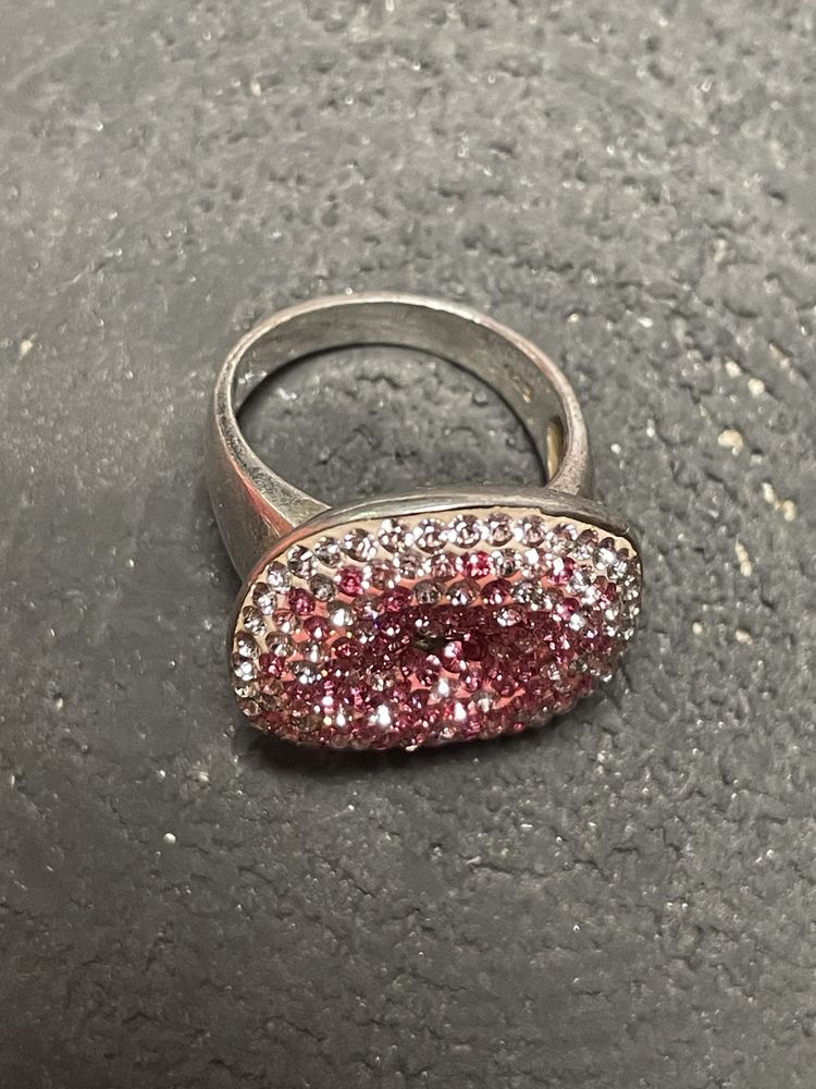 Продам серебрянное кольцо с камнями Swarovski