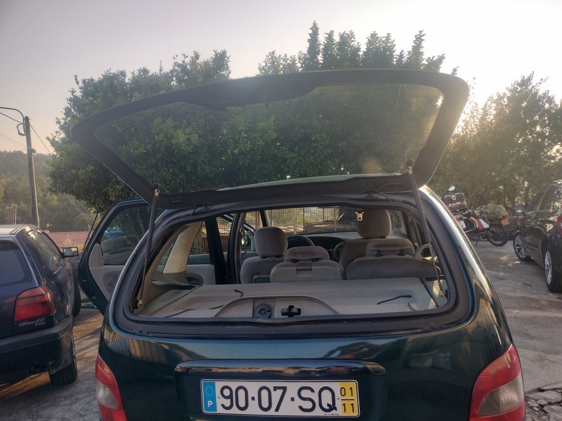 Renault Megane Scenic a gasolina com ar condicionado espaçosa e confor