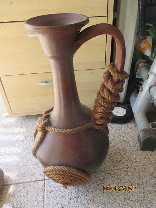 Jarro de barro para decoração