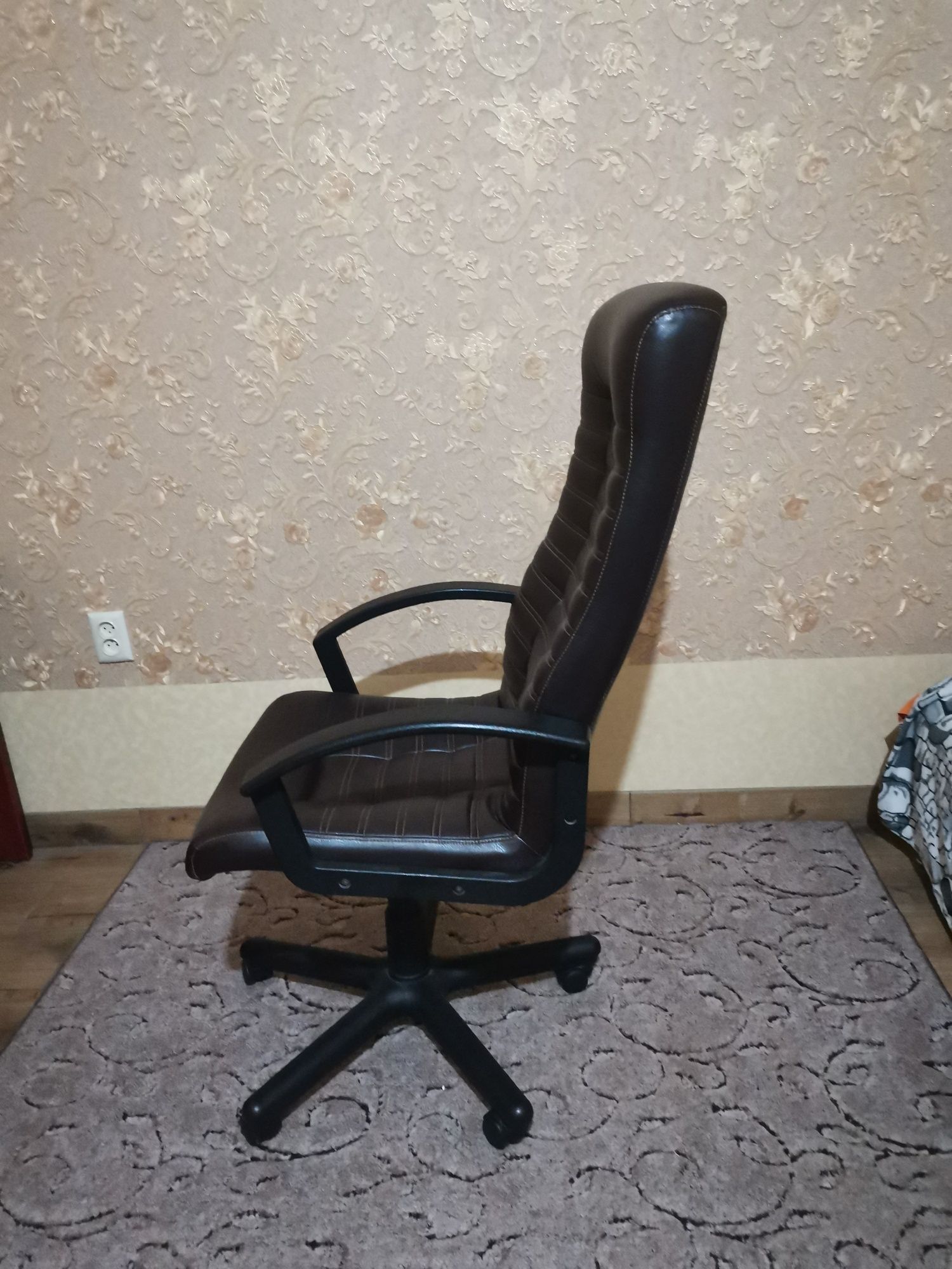 Комп'ютерне / офісне крісло