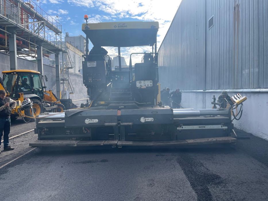 Оренда асфальтоукладчика та катка