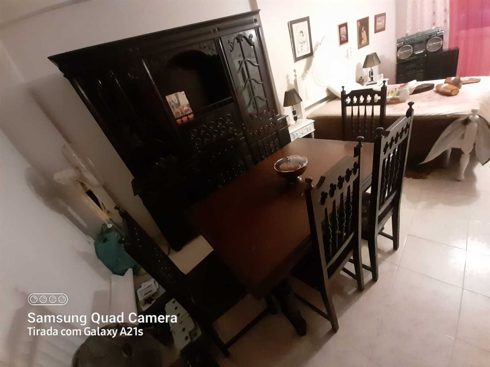 Móvel de sala com mesa e 6 cadeiras