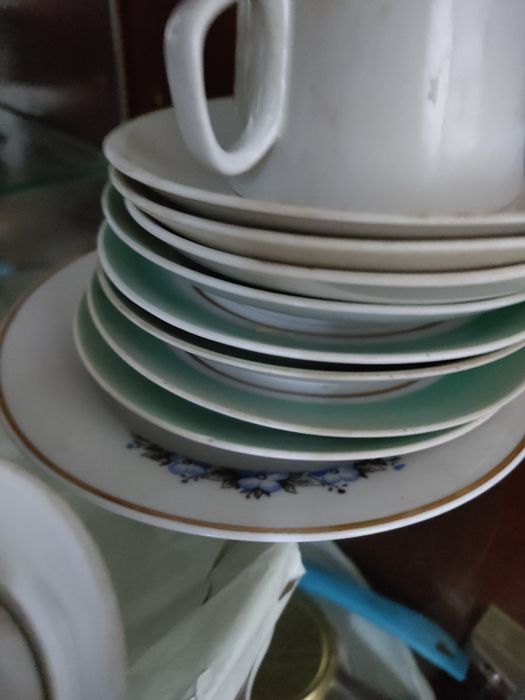 Посуда тарілки чашки келихи