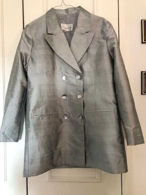 Blazer de senhora em seda de cor prateada, com discreto brilho