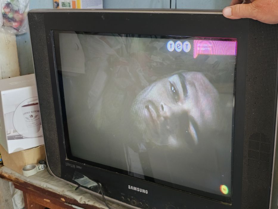 Телевізор Samsung UltraSlim Fit TV разом з тарілкою та ресивером