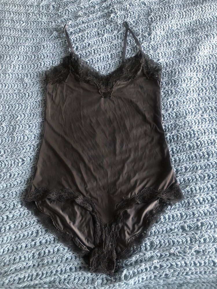 Khaki body bielizniane oisho super sie prezentuje impreza