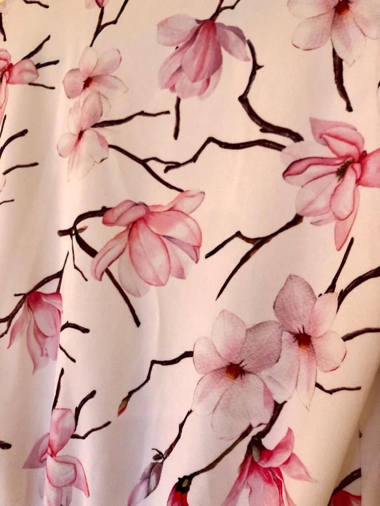 Sukienka w piękny kwiatowy wzór magnolie