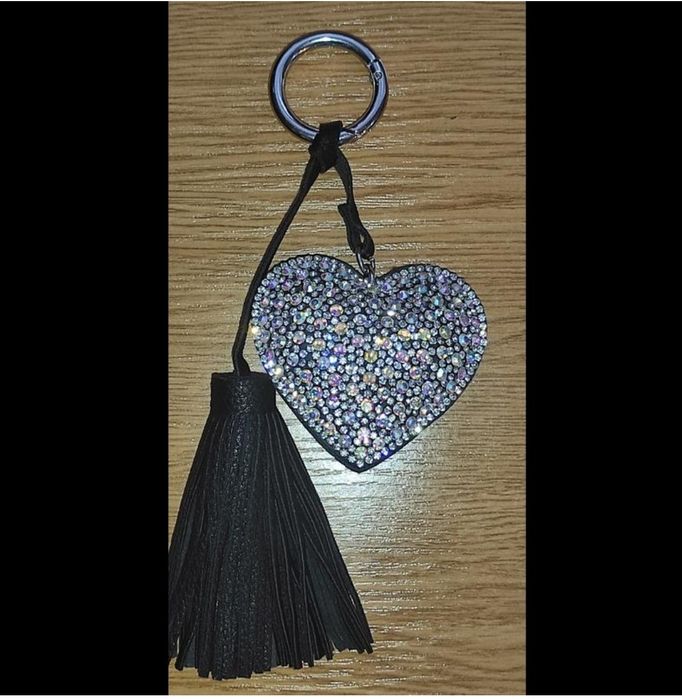 Брелок сердечко в каміньцях з кісточкою