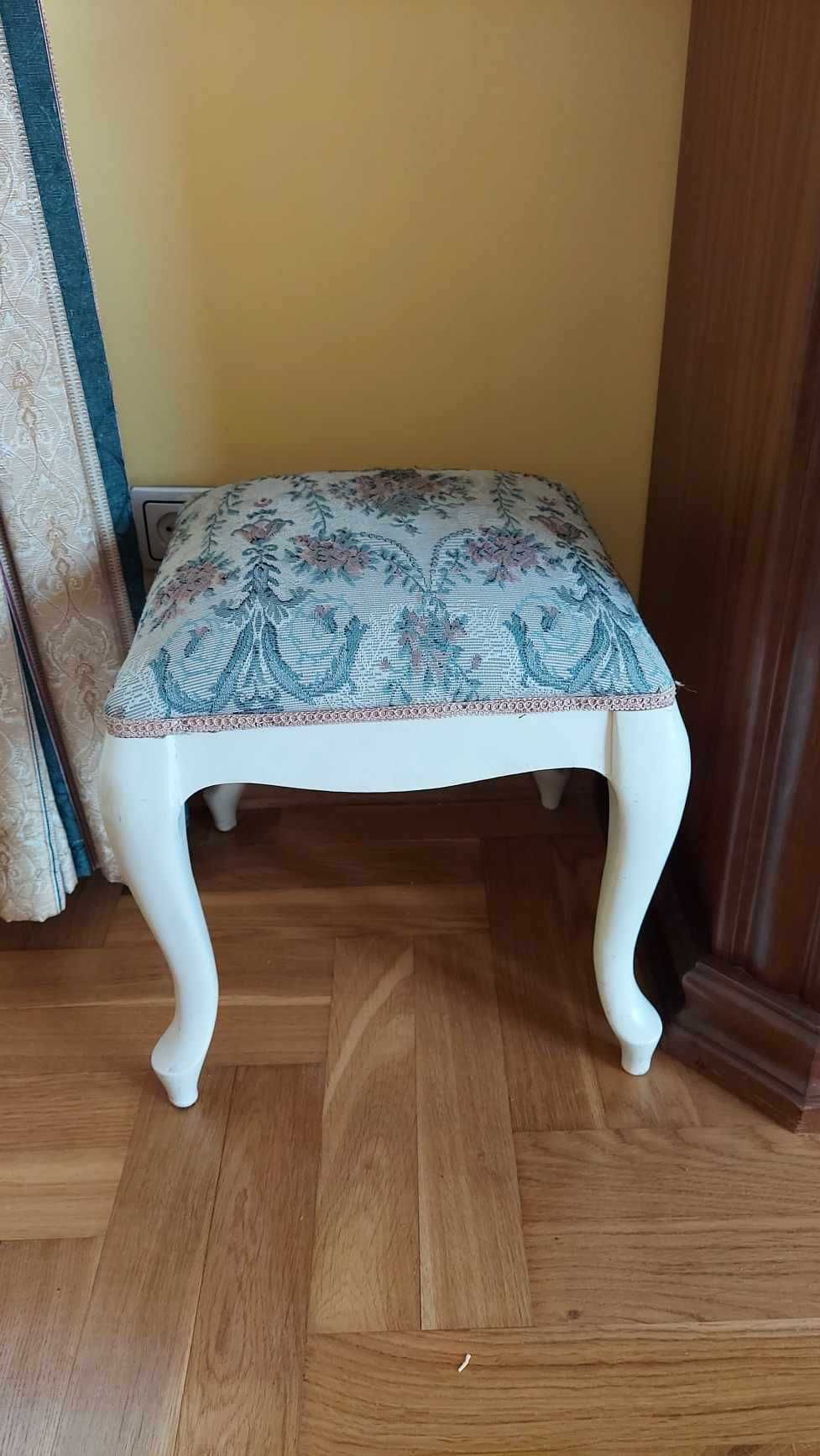 Biały taboret  w stylu ludwikowskim