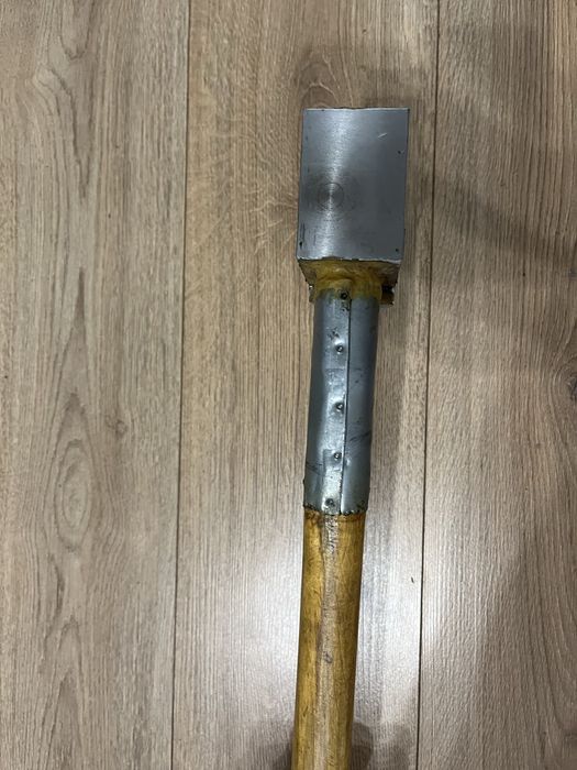 Колун для рубки дров.