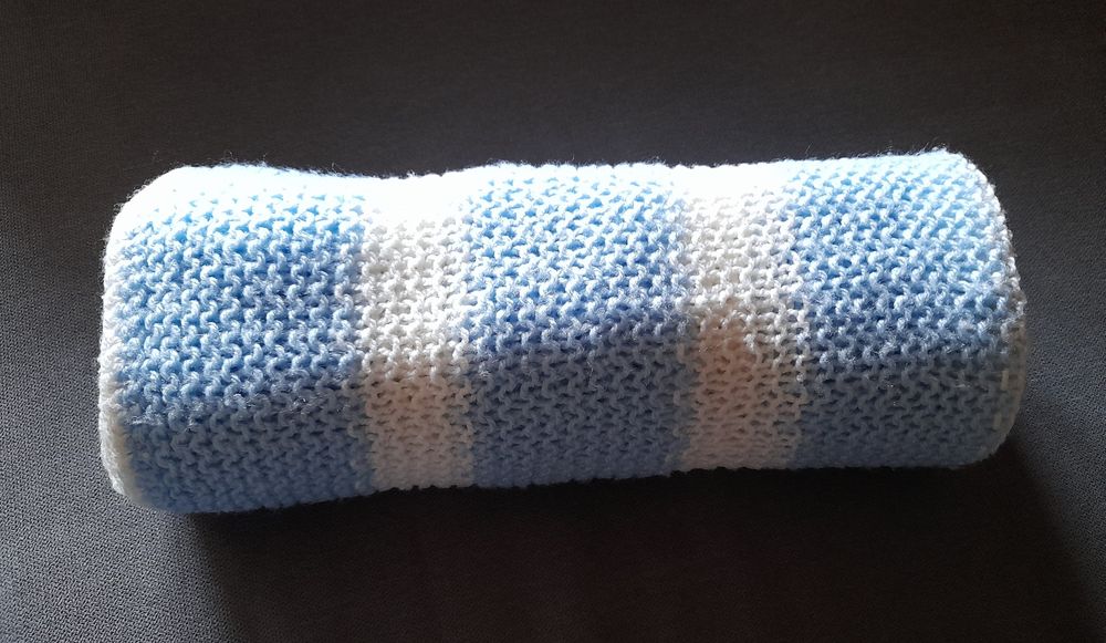 Kocyk ręcznie robiony na szydełku biało-niebieski
