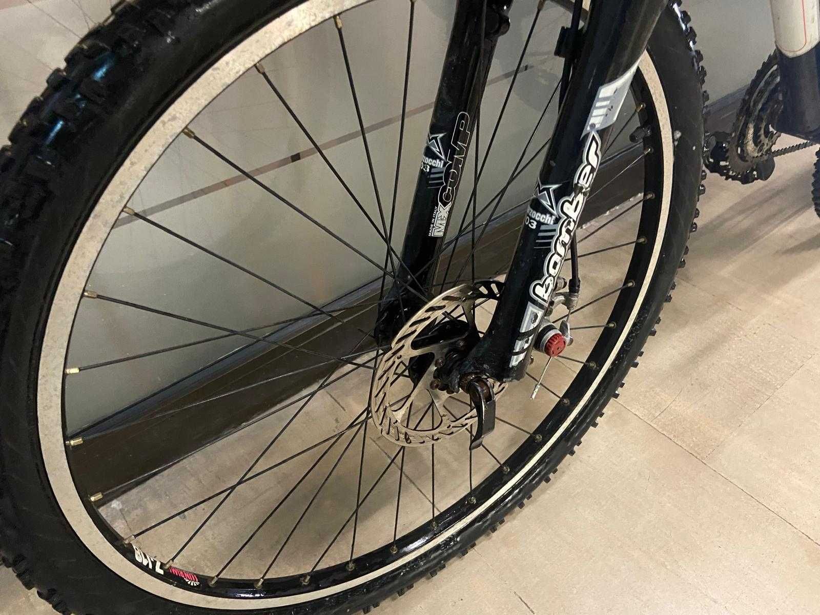 Bicicleta Mondraker .  Suspensão Regulável Travões Disco