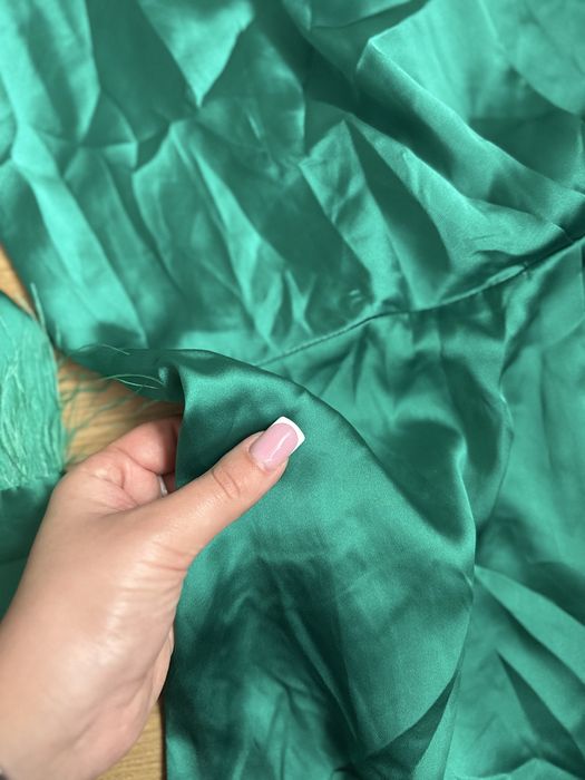 Жіноча атласна міні-сукня zara з пір'ям на манжетах рукавів