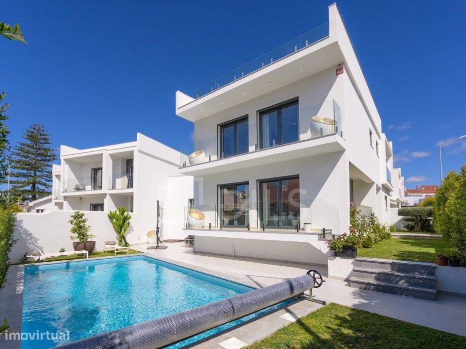 Moradia T4+2 na Parede, com piscina, em condomínio fechado