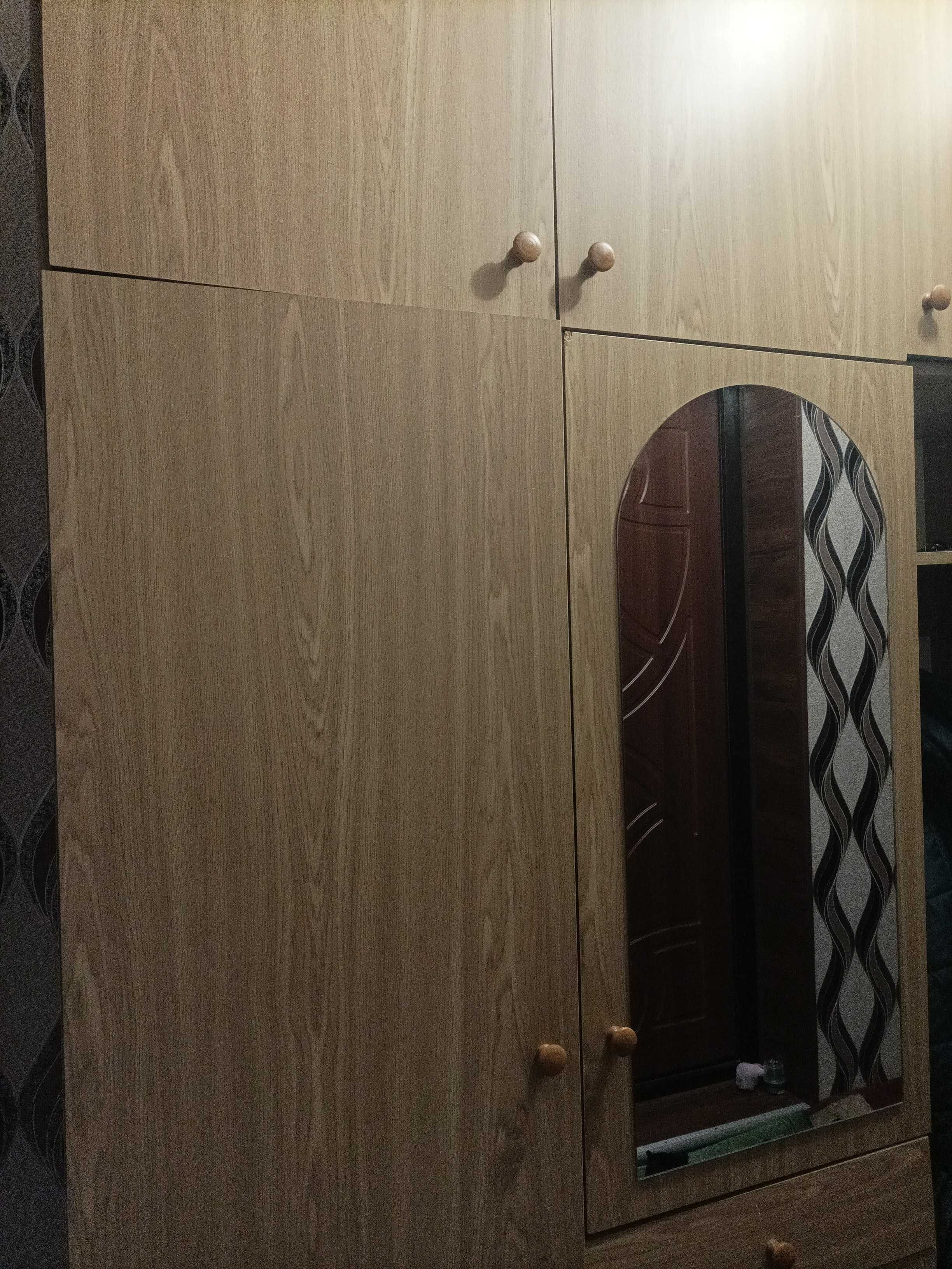Шкаф в прихожу в гарному стані