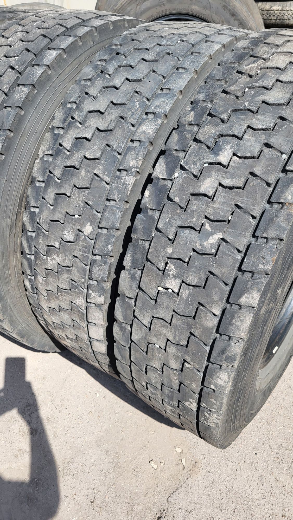 Продам шины б/у 295/80R22.5