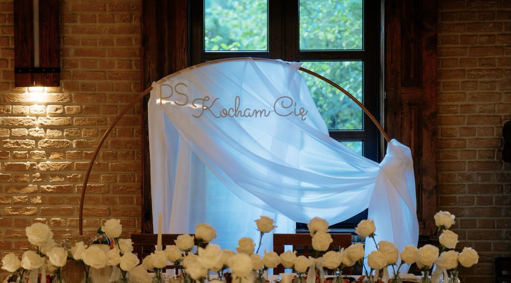 Sprzedam ścianka z neonem, złotym stelarzem i białym tłem