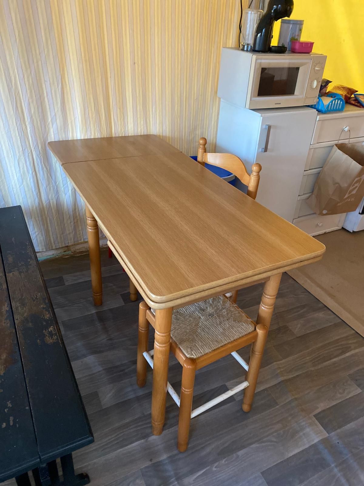 Vendo mesa de cozinha extensível com 2 banco e uma cadeira