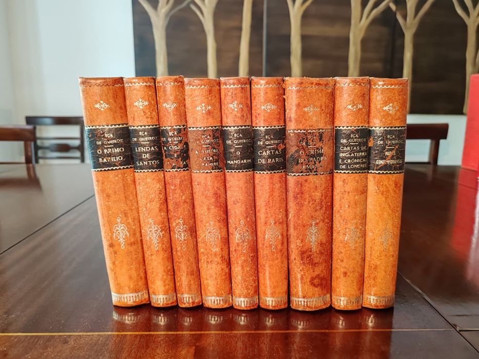 Coleção de livros do autor português José Maria de Eça de Queirós