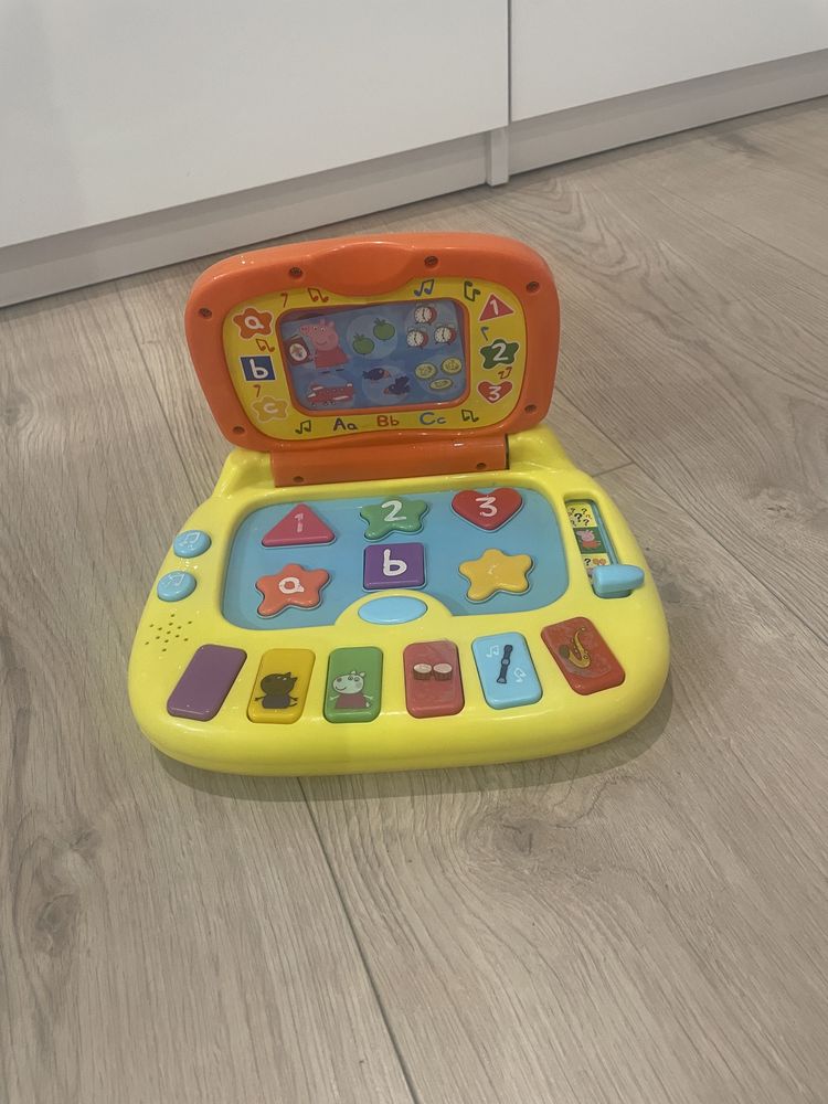 grający komputerek świnka Peppa