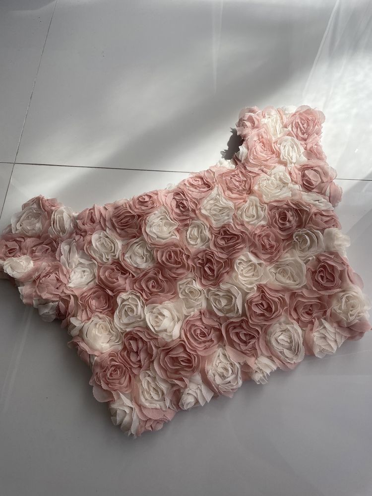 Croptop w róże w stylu Magdy Butrym top z kwiatami Lucy Wang elegancki