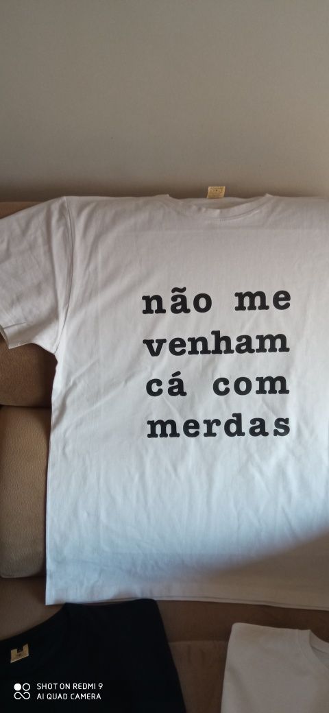 T-shirt unisexo, branca ou preta
Tamanhos M e L