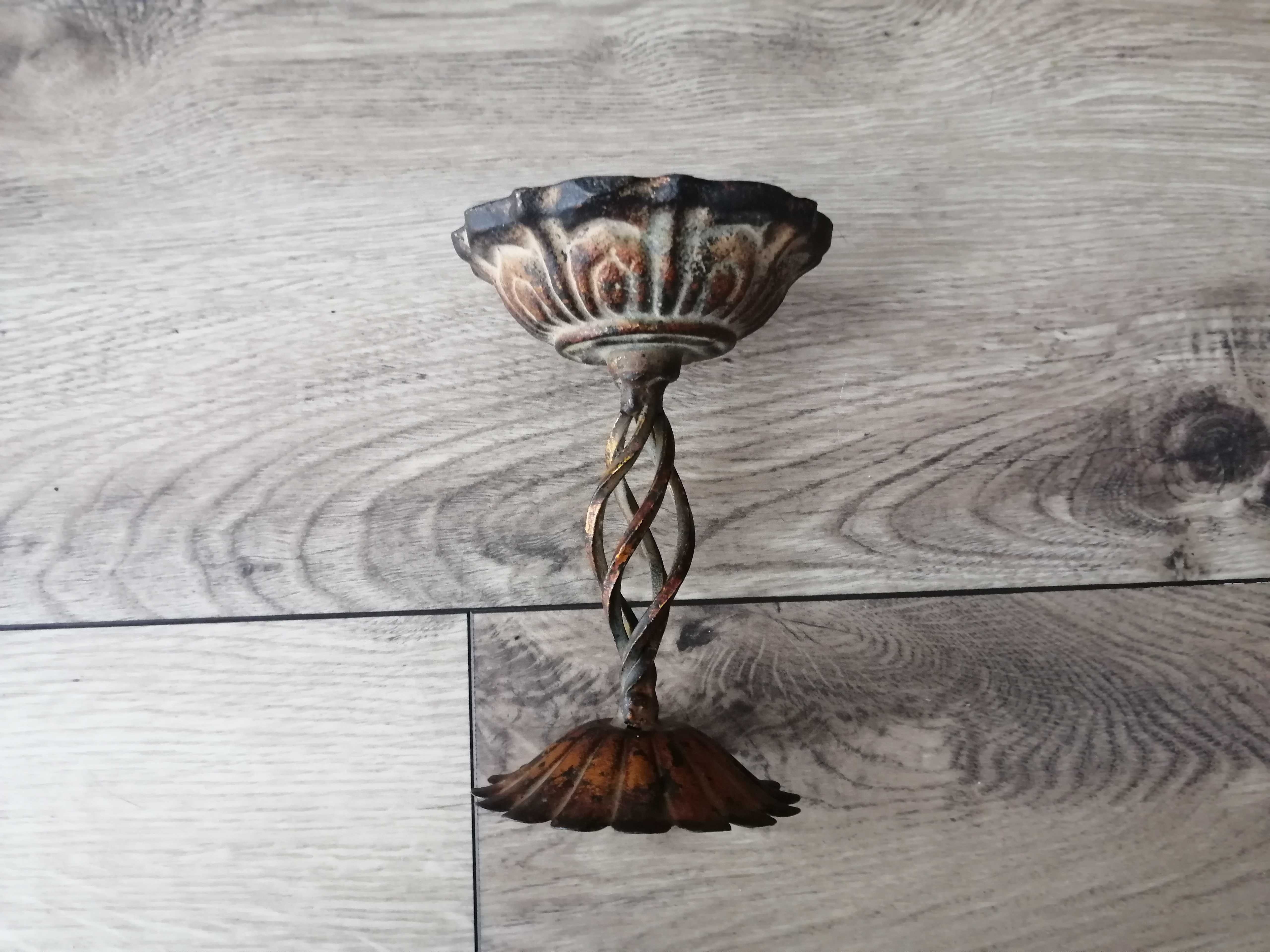 Świecznik metalowy dwustronny 15,5 cm w komplecie ze świeczką