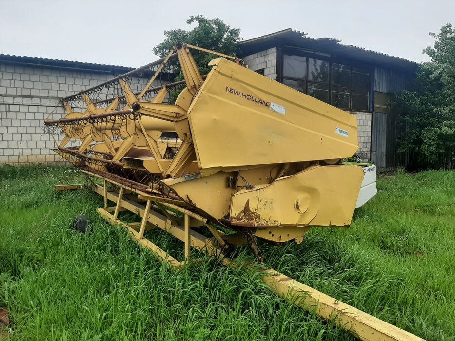 Kombajn zbożowy New Holland TF42, przystawka do kukurydzy