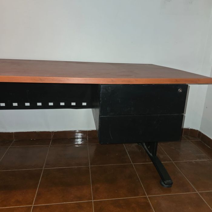 Secretária com gavetas