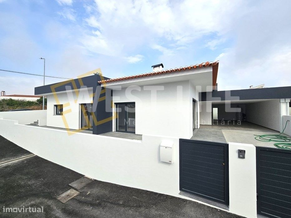 Moradia Térrea T4 inserida em condomínio privado com 3 moradias - NOVA