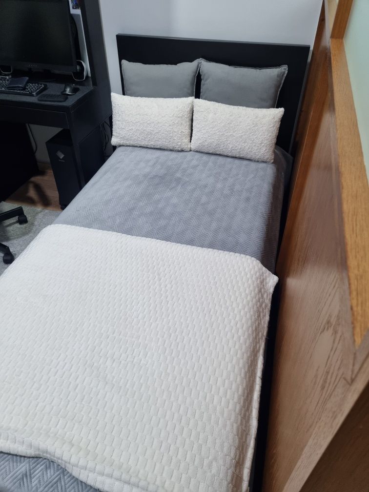 Cama corpo e meio Malm ikea com 2 gavetas