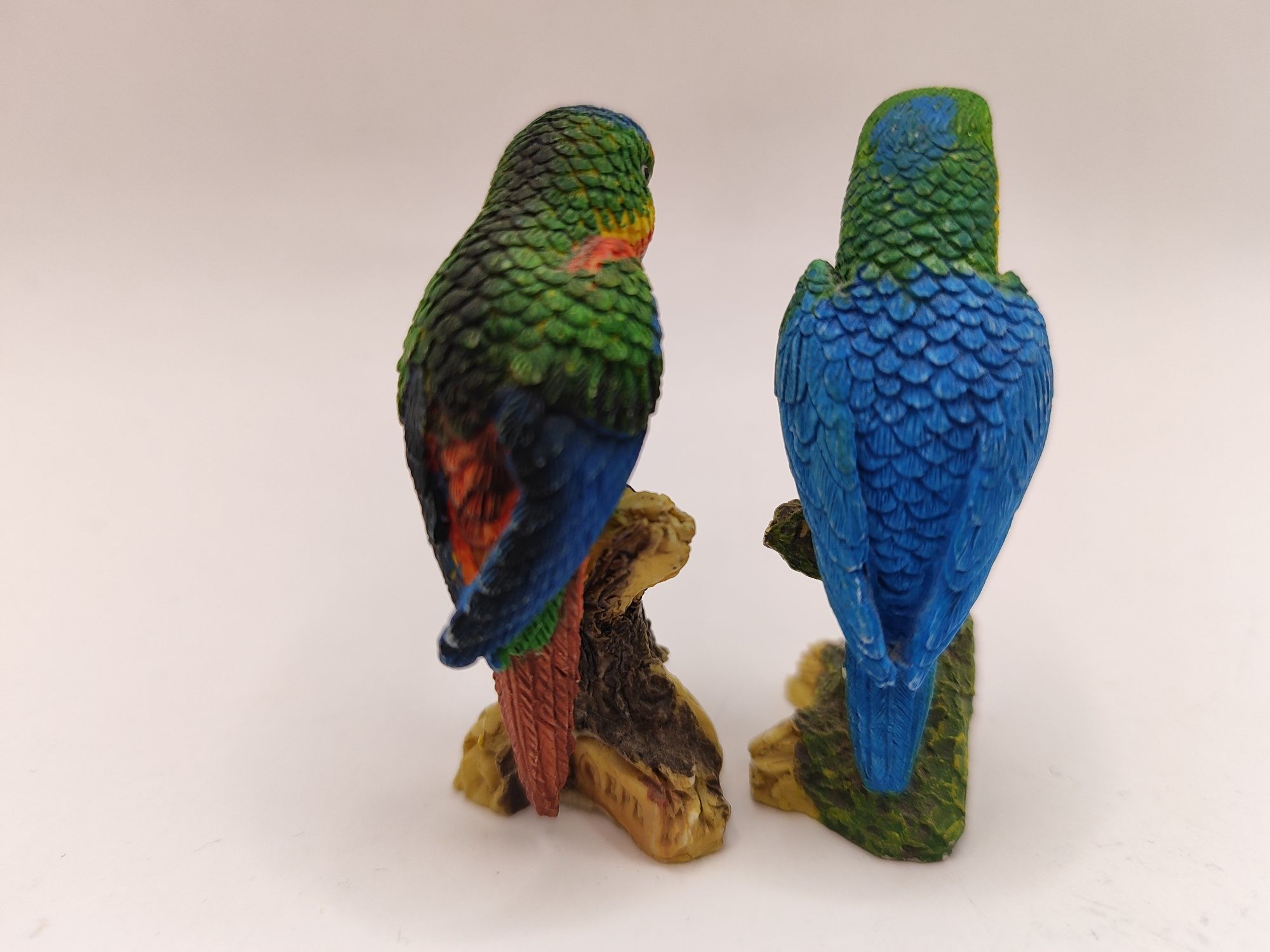 Figurka papuga para ptaki na gałęzi kolorowe papugi dekoracja