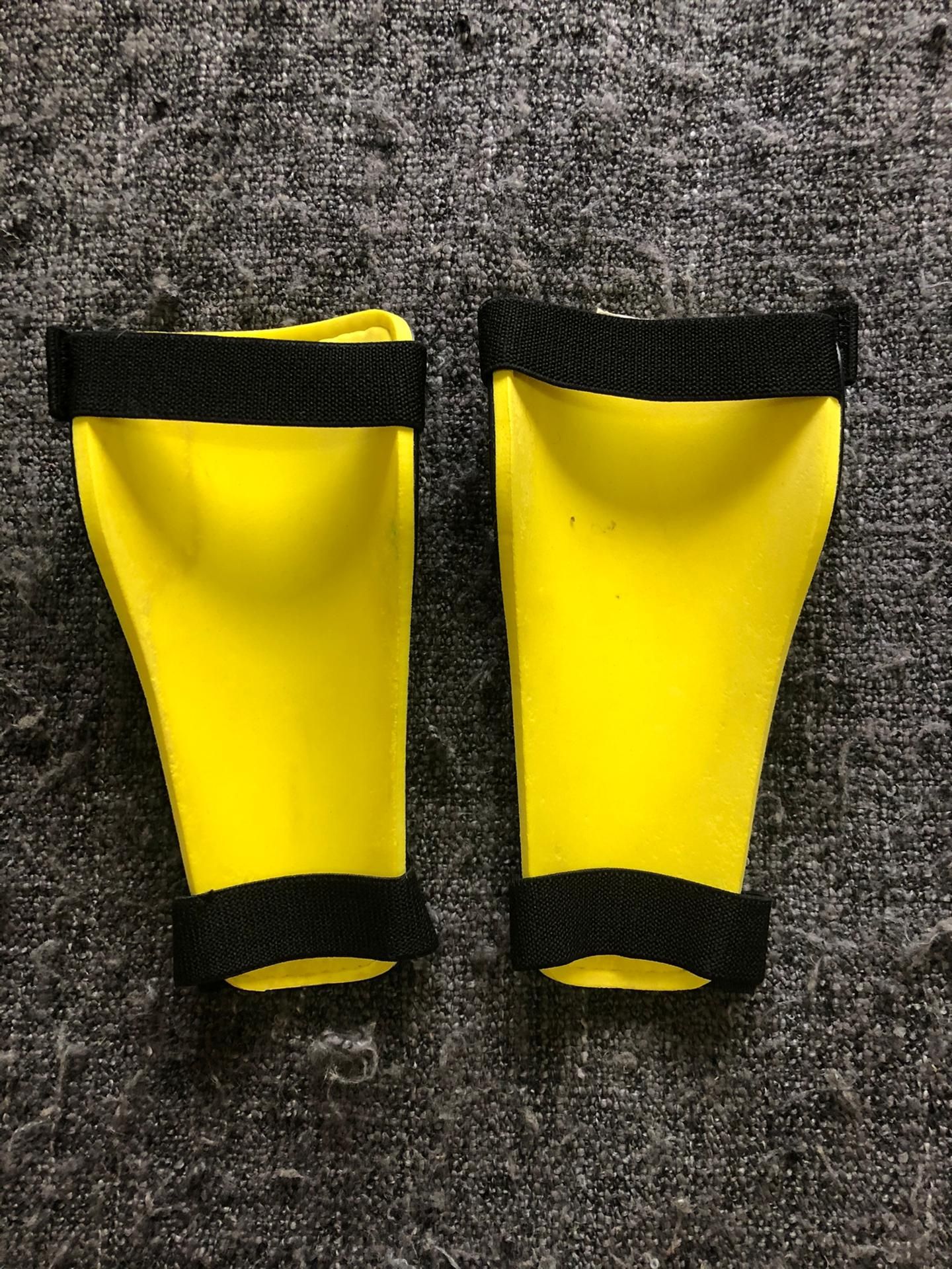 Caneleiras Adidas - Preto e Amarelo