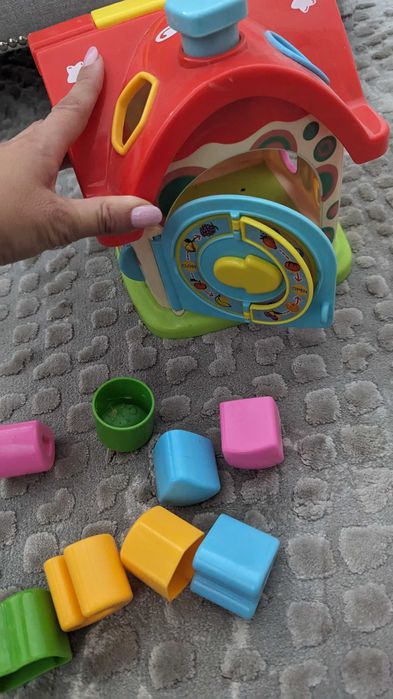Domek z krztaltami
