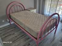 Cama, colchão e mesa de cama