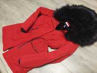 Piękna czerwona  kurtka jenot