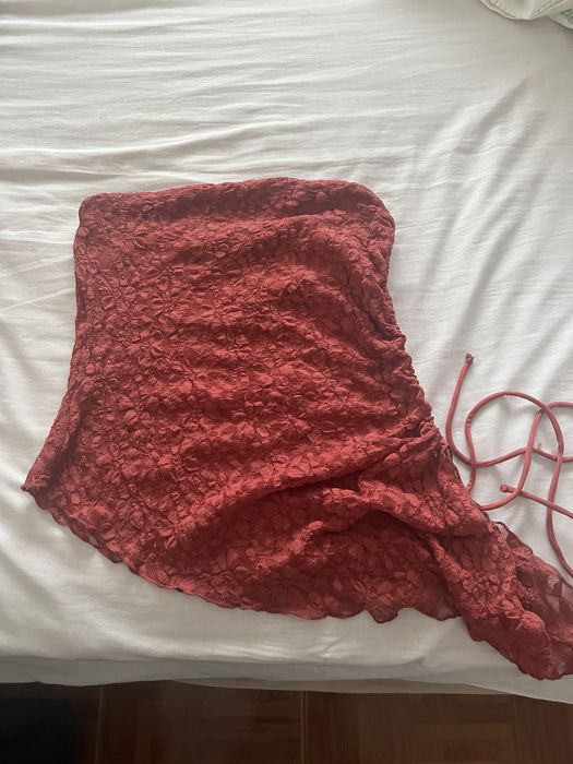 Top vermelho de renda