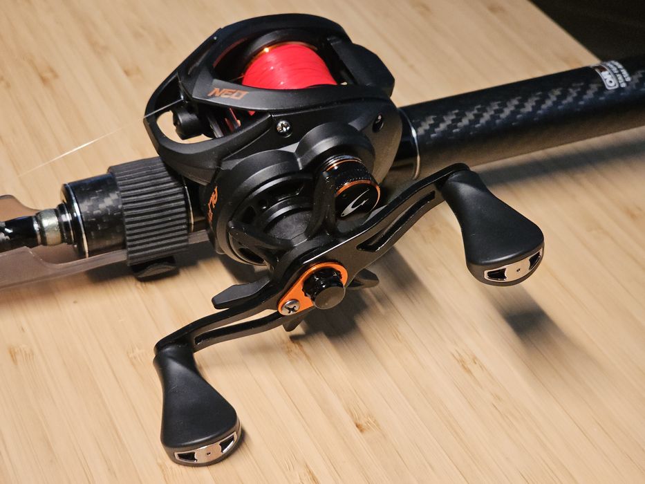 Wędka casting i multiplikator.