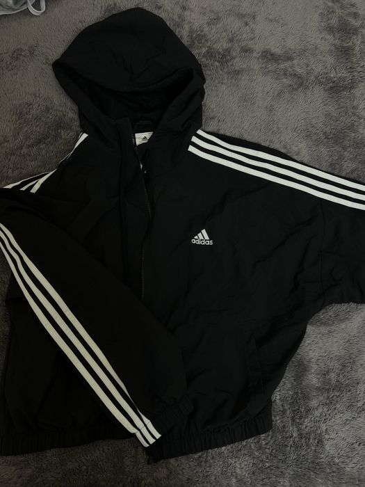 Чорна куртка адідас жіноча