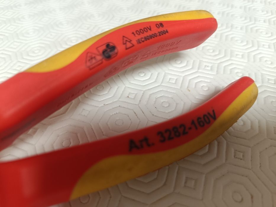 alicate de corte  da marca Kraftwerk de eletricista 1000 volts protec