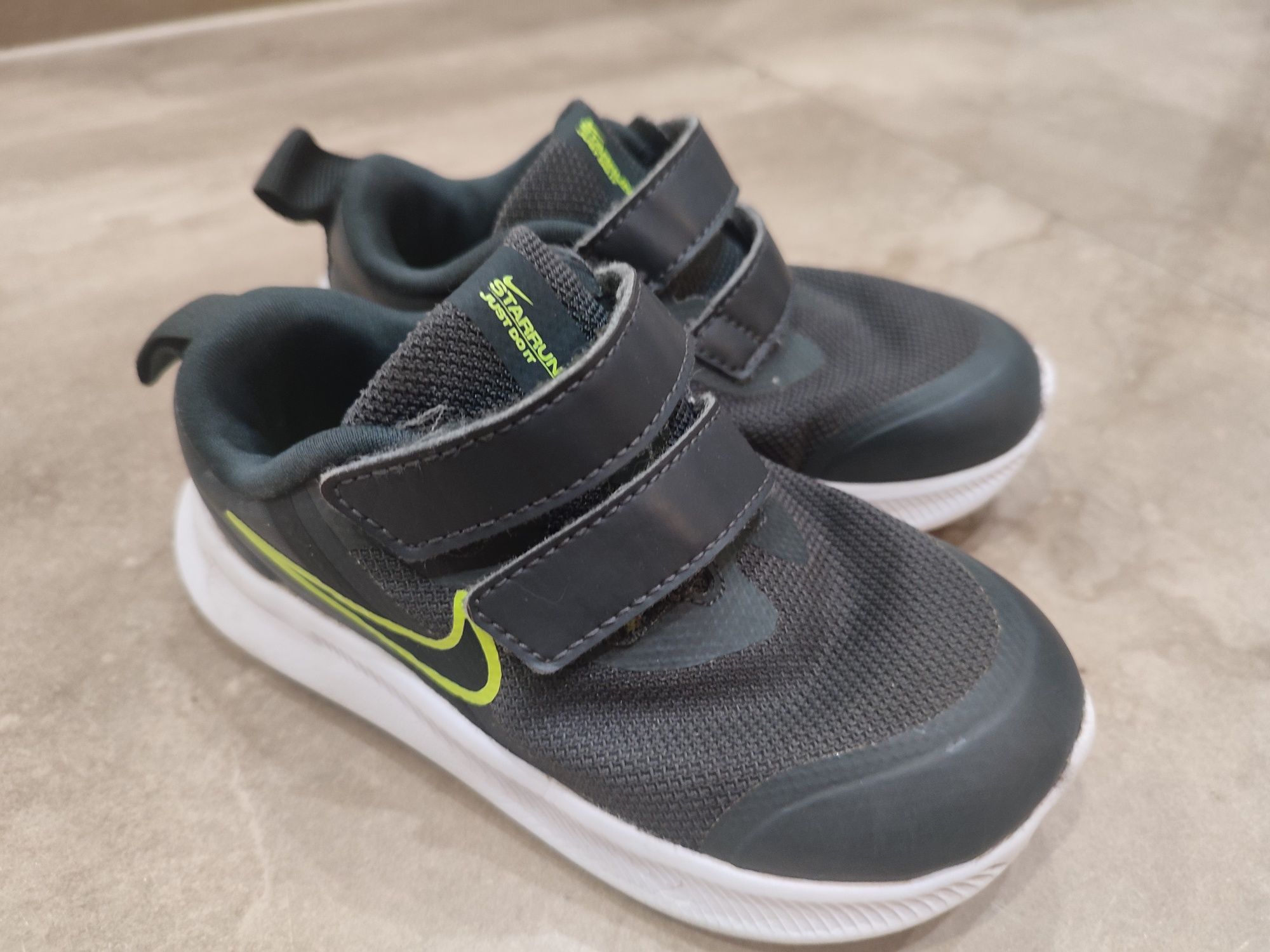 Buty dziecięce Nike rozmiar 25 stan bardzo dobry