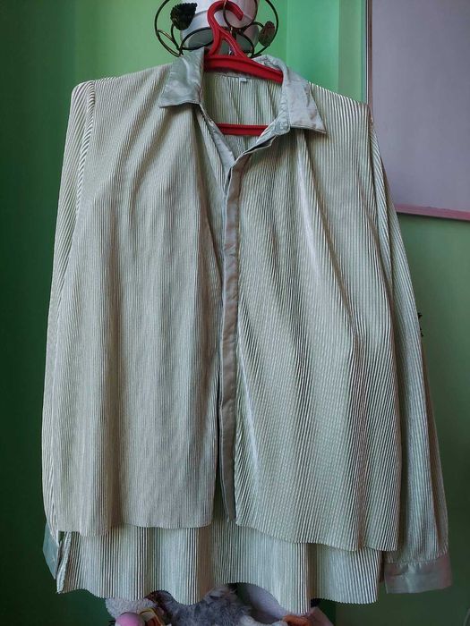 брючный костюм оливкового цвета