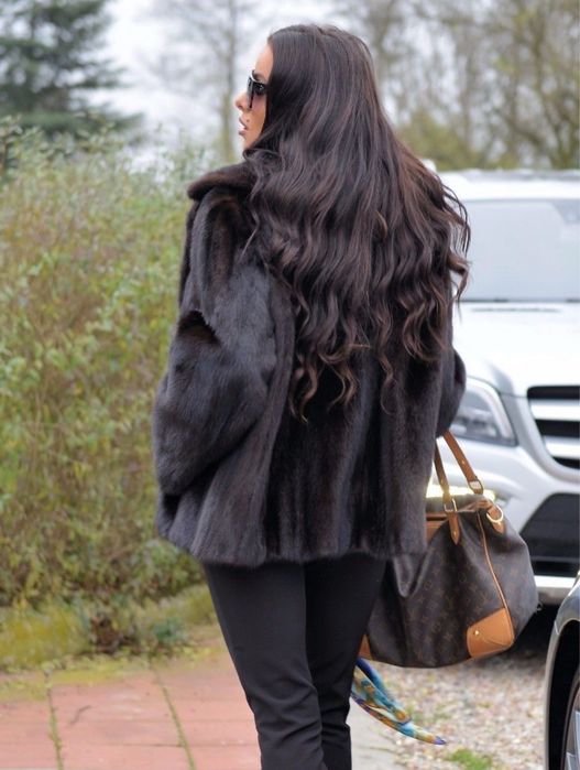 Нова шубка автоледі з натур хутра дикої норки