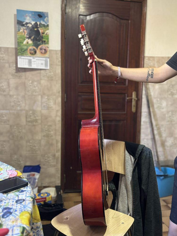 Guitarra, castanha muito boa